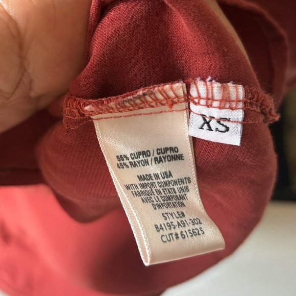 BELLA DAHL| Boyfriend shirt in Merlot | size xs - Picture 4 of 10